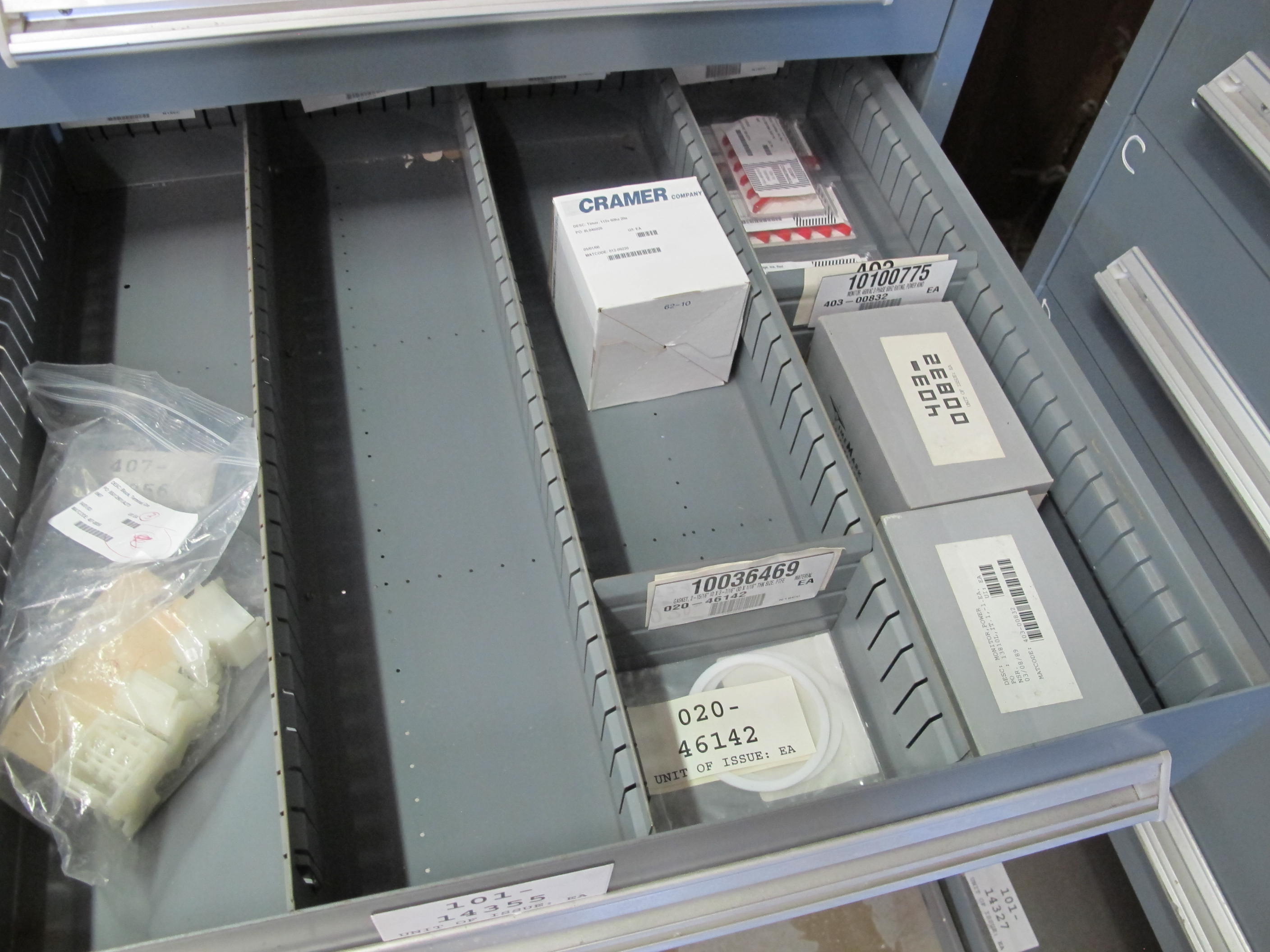 STANLEY VIDMAR HEAVY DUTY 5-DRAWER PARTS CABINET W/ CONTENTS (W-44) LOADING & HANDLING FEE $25-